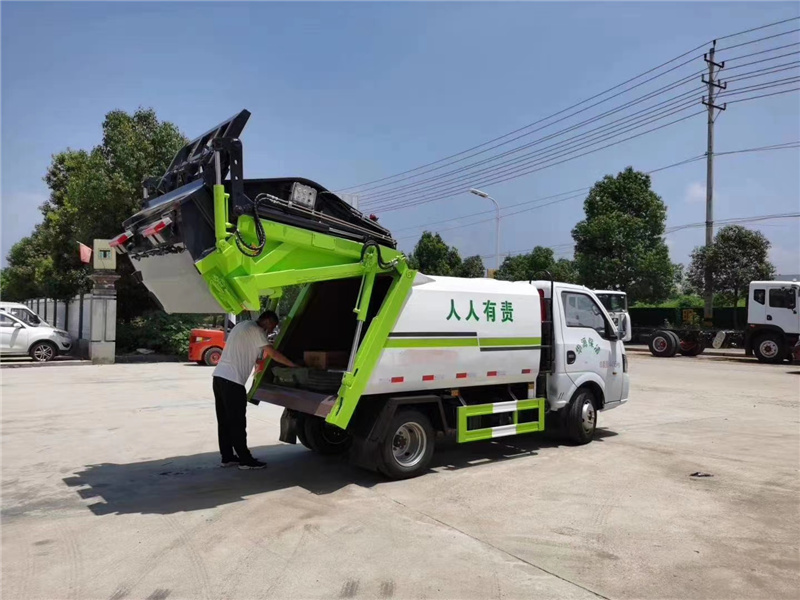 藍(lán)牌3.5方壓縮垃圾車(chē)
